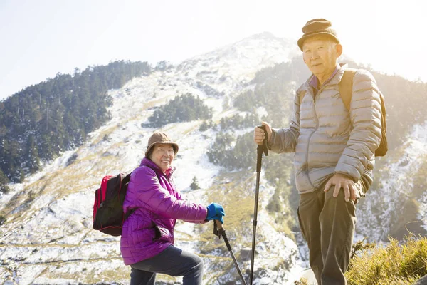 Asiático Senior Pareja Senderismo Montaña —  Fotos de Stock