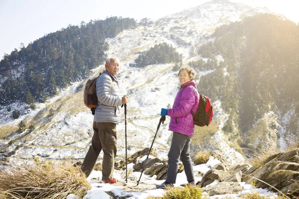 Heureux Couple Personnes Âgées Randonnée Sur Montagne — Photo