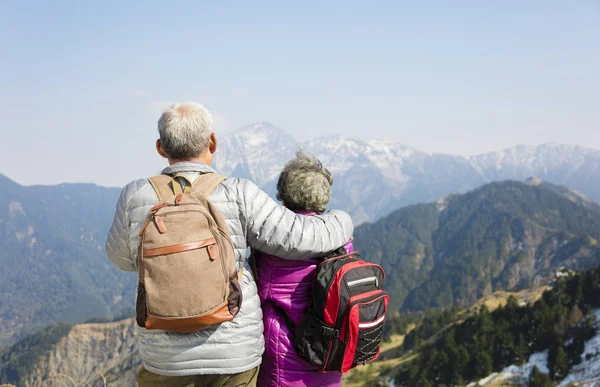 Bakifrån Ledande Par Titta Bergen — Stockfoto