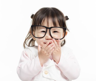 Gözlüklü küçük kız portresi