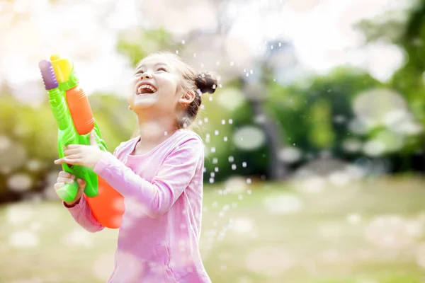Happy Little Girls Playing Water Guns Park — Stock Photo, Image