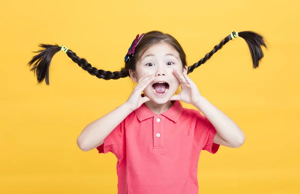 Primer Plano Retrato Linda Niña Gritando — Foto de Stock