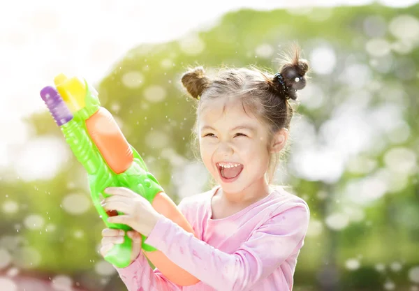 Glückliches Kleines Mädchen Spielt Wasserpistolen — Stockfoto