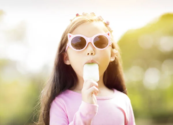 Heureuse Petite Fille Manger Popsicle Été — Photo