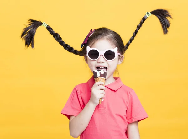 アイスクリームを食べる少女の笑顔 — ストック写真