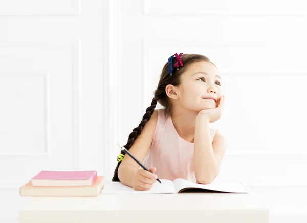 Menina Feliz Estudando Pensando — Fotografia de Stock