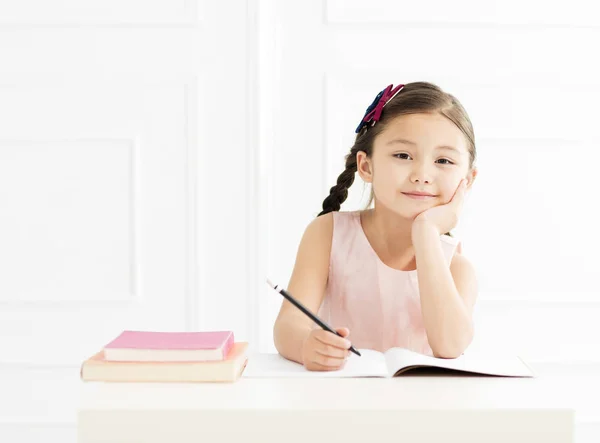 Menina Com Livro Estudando Casa — Fotografia de Stock