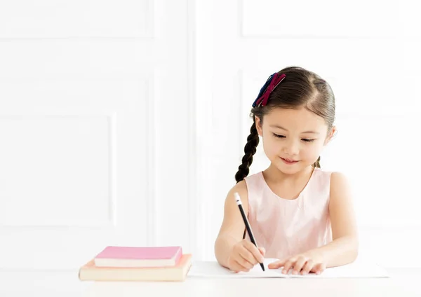 Meisje Met Boek Schrijven Naar Laptop Thuis — Stockfoto