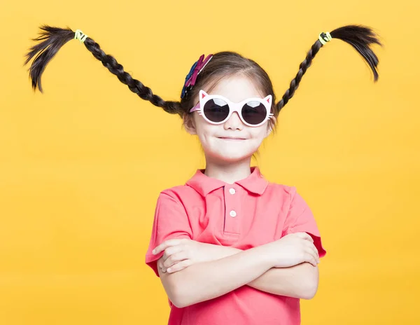 Porträt Eines Lächelnden Kleinen Mädchens Mit Sonnenbrille — Stockfoto