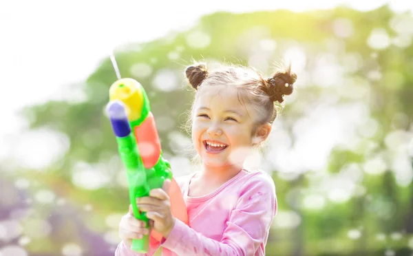 Fröhliches Kleines Mädchen Spielt Wasserpistolen Park — Stockfoto