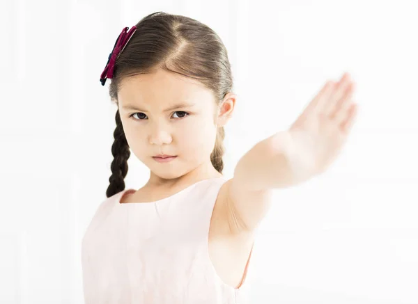 Сердитая Маленькая Девочка Показывает Стоп Знак — стоковое фото