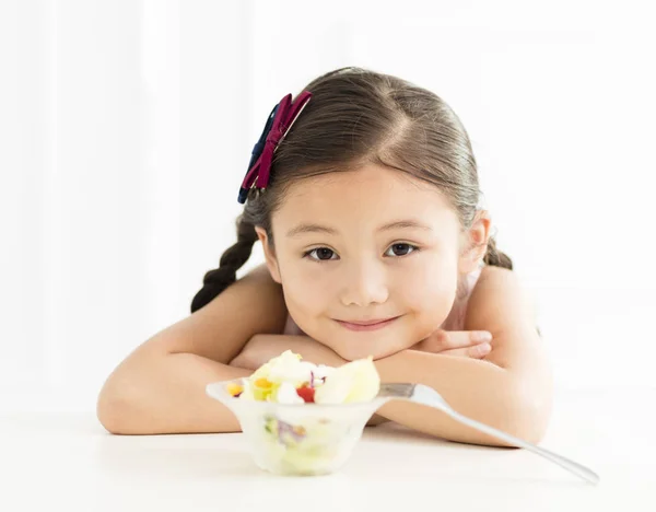 Petite Fille Avec Salade Légumes — Photo