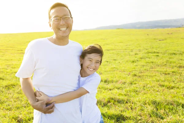 Happy Family Father Child Hugging Meadow — Stock Photo, Image