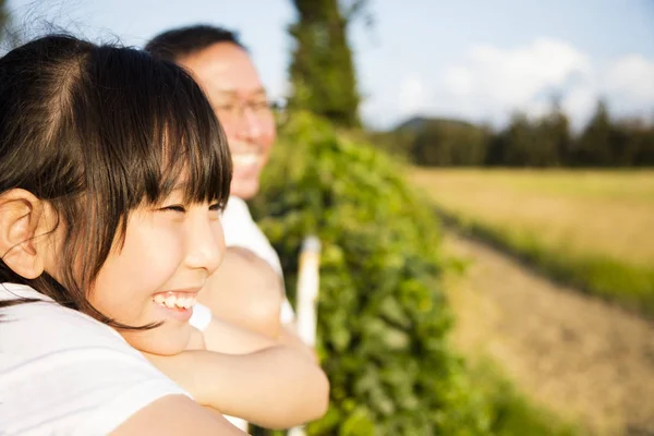 Padre Con Hija Mirando Vista — Foto de Stock