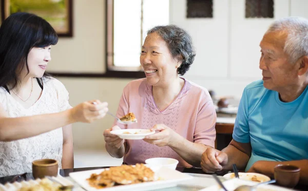 Dochter Senior Ouder Genieten Van Diner Restaurant — Stockfoto