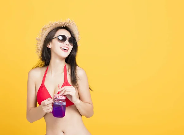 Lycklig Kvinna Bär Bikini Och Dricka Tropisk Cocktail — Stockfoto