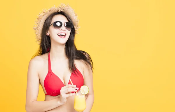 Lycklig Kvinna Bär Bikini Och Dricka Tropisk Cocktail — Stockfoto
