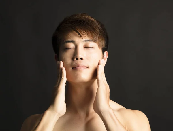 Cara Joven Sobre Fondo Oscuro — Foto de Stock