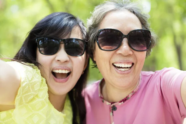 Gelukkig Senior Moeder Dochter Nemen Selfie — Stockfoto