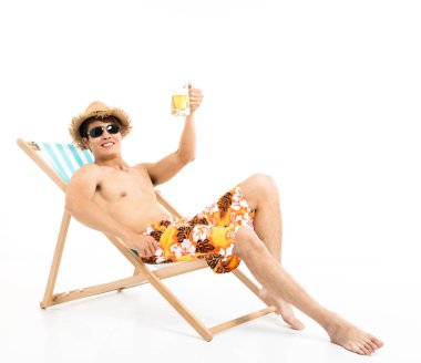 Tembel sandalyede oturan ve bira içme rahat adam