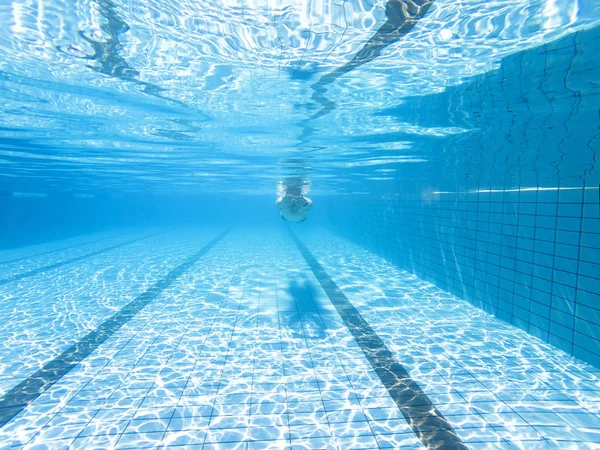 Adamın yüzme havuzunda sualtı görüntüleme — Stok fotoğraf