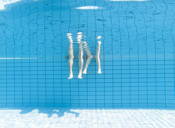 Otec a dítě nohy pod vodou v bazénu — Stock fotografie