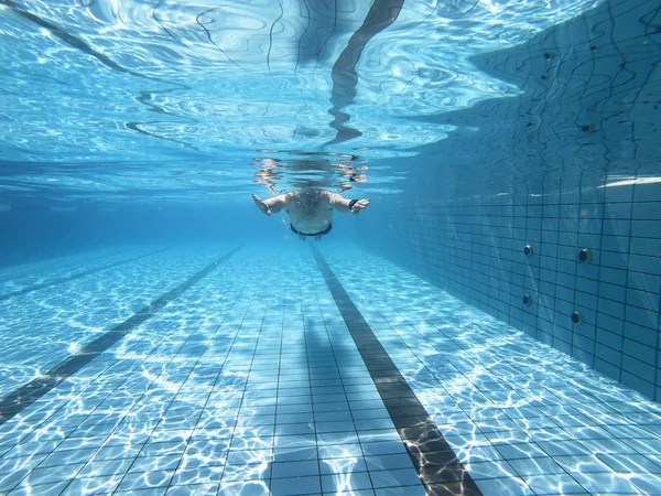 Podvodní pohled na člověka v bazénu — Stock fotografie