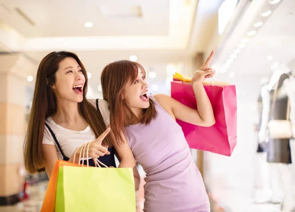 Güzel kızlar alışveriş merkezinde alışveriş — Stok fotoğraf