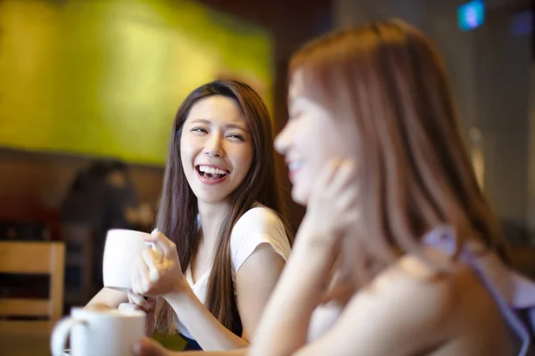 Två unga skrattande kvinnor i kafé — Stockfoto