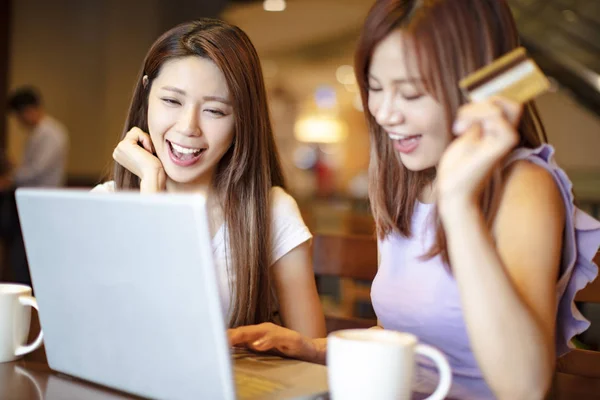 Kvinna med kreditkort och laptop för online shopping — Stockfoto