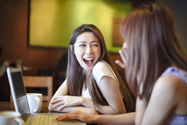 Dos chicas divirtiéndose en la cafetería — Foto de Stock