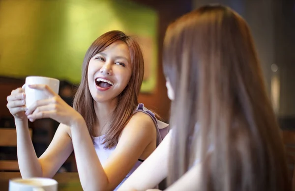 Mujeres jóvenes y felices hablando en la cafetería —  Fotos de Stock