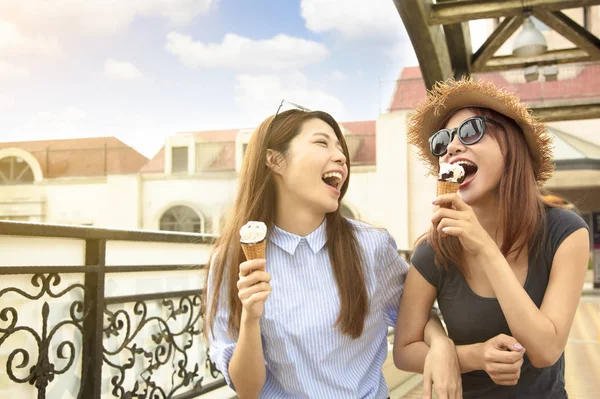 Happy girls enjoy ice cream and summer vacations — Stock Photo, Image