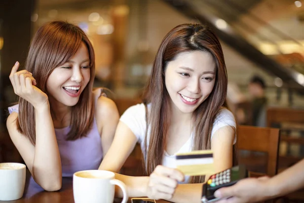 Kvinnan betalar med kreditkort i café butik — Stockfoto