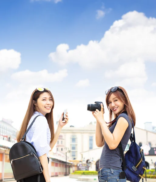 Dvě dívky baví na letní dovolenou — Stock fotografie