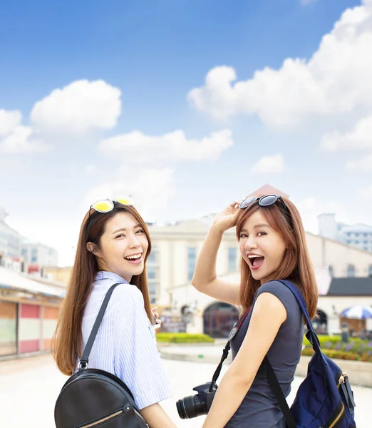 Dos chicas divirtiéndose en vacaciones de verano —  Fotos de Stock