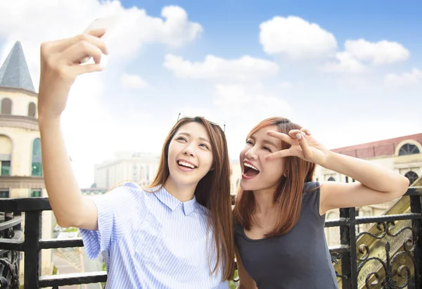 Duas meninas felizes tomando selfie e conceito de viagem — Fotografia de Stock