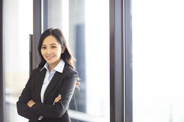 Joven Mujer Negocios Pie Oficina — Foto de Stock