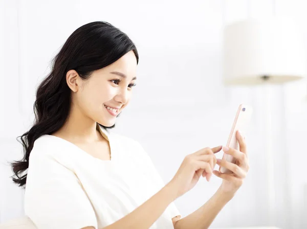 Vacker Ung Kvinna Titta Mobiltelefonen — Stockfoto