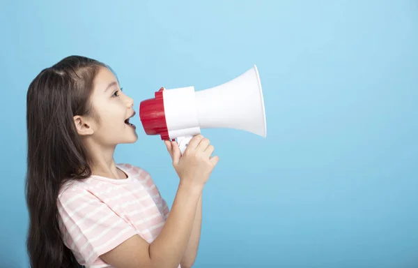 Klein meisje schreeuwen en schreeuwen met megafoon — Stockfoto