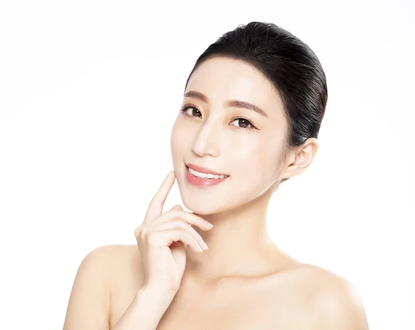 Mooi gezicht van jonge vrouw met schone verse huid — Stockfoto