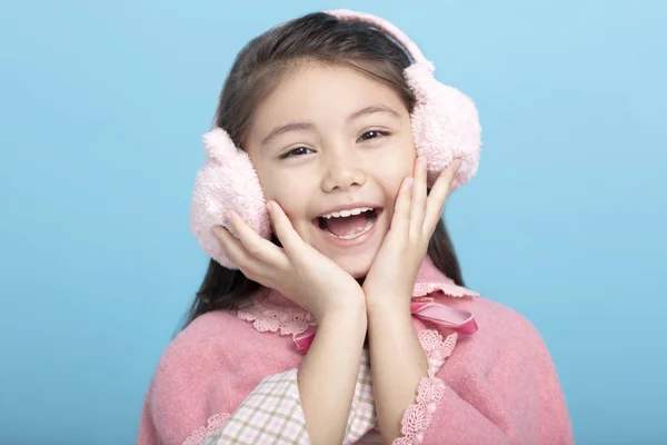 Porträtt av leende liten flicka i vinterkläder — Stockfoto