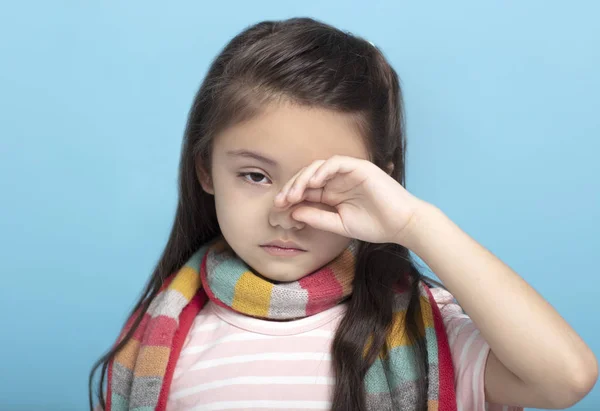 悲しいと疲れて小さな女の子で冬服下を見て — ストック写真