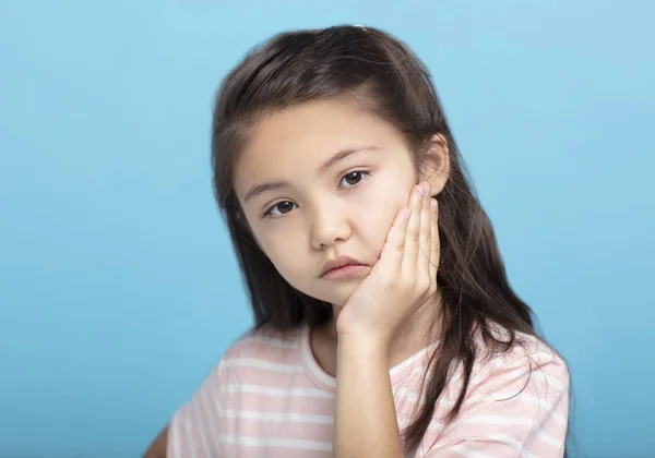 Primer plano niña con dolor de muelas —  Fotos de Stock