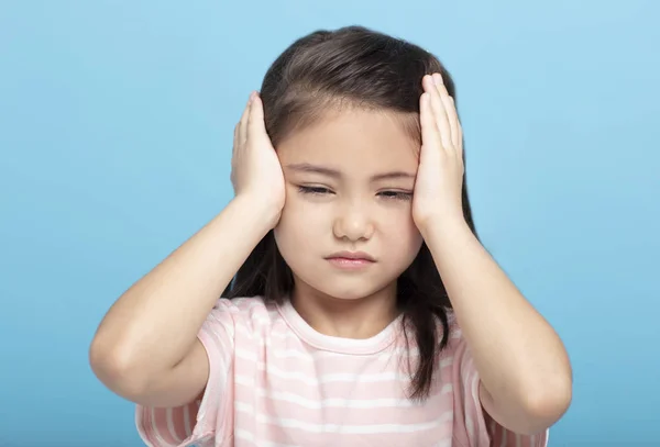 Niña con dolor de cabeza y problemas — Foto de Stock