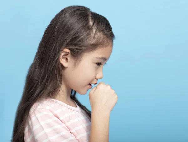 Niña sintiéndose mal y tosiendo —  Fotos de Stock