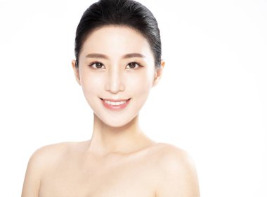 Temiz ve taze ciltli genç bir güzellik.