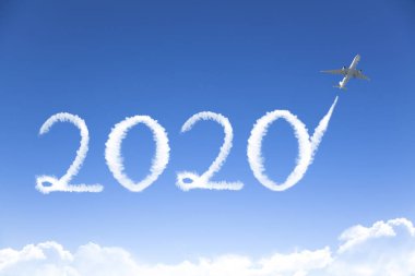 Gökyüzünde 2020 bulutunu çeken bir jet. Mutlu yıllar 2020 kavramları