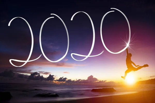 若い男がビーチに飛び込む。新年のご挨拶2020年のコンセプト — ストック写真