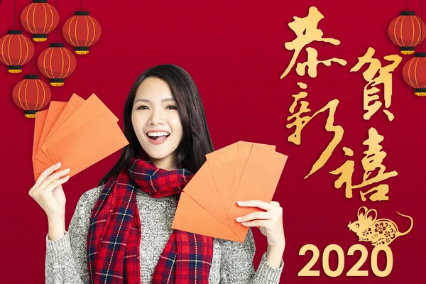 Ασιάτισσα γυναίκα δείχνει κόκκινους φακέλους για κινέζικο νέο έτος.κινέζικο t — Φωτογραφία Αρχείου